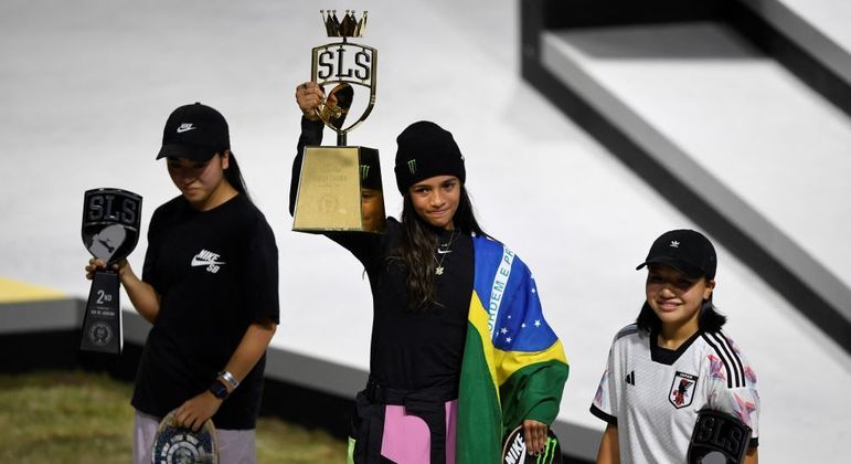 Rayssa levanta seu troféu de campeã mundial de skate