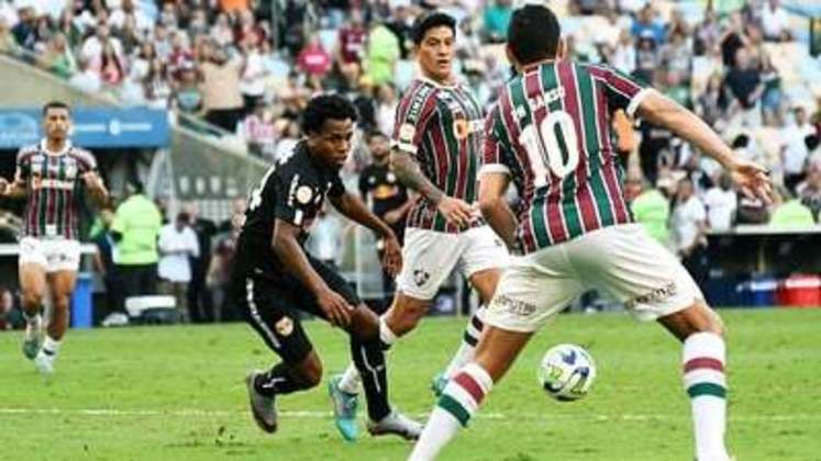 RB BRAGANTINO: SOBE: Ofereceu perigos ao Fluminense no início do primeiro e segundo tempo/ DESCE: Deu espaços para os atacantes tricolores atacarem. 