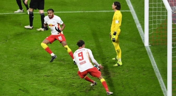 Atacante francês Christopher Nkunku (camisa 18)  marca gol pelo RB Leipzig