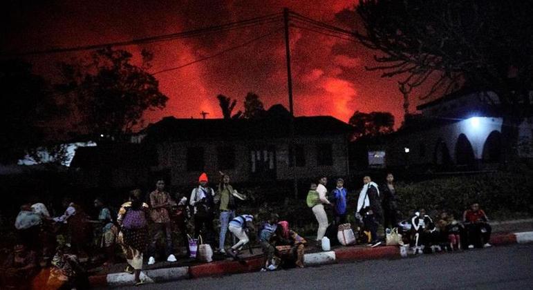 Moradores de Goma, na República Democrática do Congo, fogem após erupção
