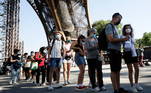 A Torre Eiffel, em Paris, reabriu as suas portas ao público nesta sexta-feira (16) após oito meses fechada devido às restrições por conta do coronavírus, e a partir da próxima quarta será necessária a apresentação de um atestado médico para a visita