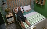 Um dia depois, foi a vez dos Donos das Casas e seus
companheiros entrarem na Vila! Enquanto Kelly do Basquete puxou Carol
Lekker para ver o quarto exclusivo ao qual teria direito e Thiago Servo deu uma
olhada em tudo, Glauco Marciano aproveitou para ‘trolar’ a galera e
experimentar sua cama nova. Será que está aprovada? 