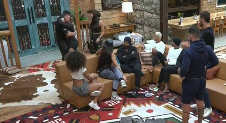 Depois do momento de euforia, Kally foi abraçar Lucas e desejar um bom retorno à sede. Apesar de estarem em grupos opostos, a cantora afirmou que gosta dele