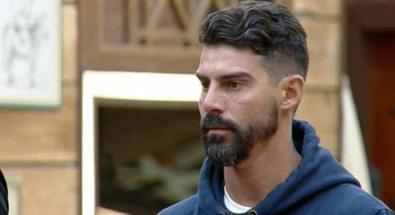 Ex-aliado de Mamusca, Radamés ficou bastante pensativo. O peão teve tretas recorrentes e cortou os laços com Márcia. A volta dela para a sede promete colocar ainda mais fogo no feno nesse ranço declarado