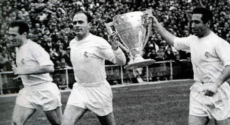 Primórdios, o Real Madrid de Di Stefano, no centro, com a então Copa dos Campeões