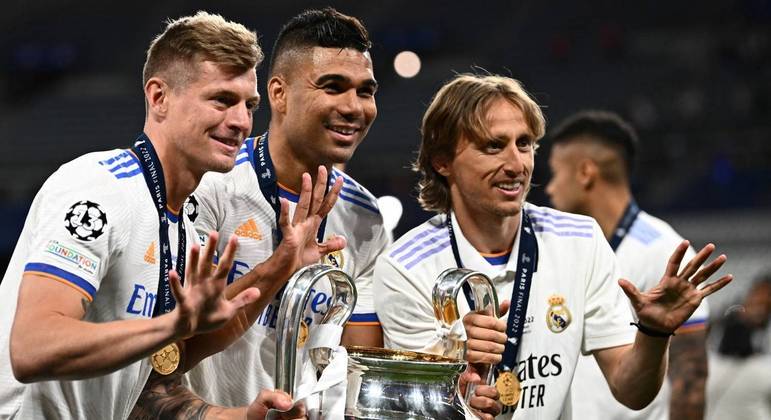 Kroos, Casemiro e Modric, do Real Madrid, o detentor do troféu                                          