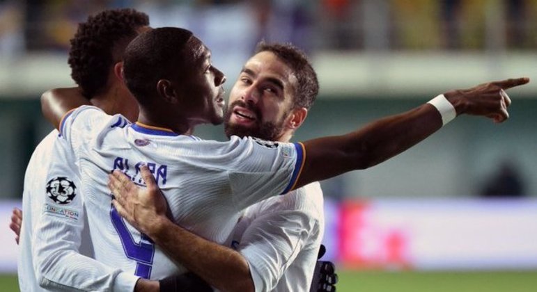 O abraço em Alaba, o autor do primeiro gol do Real Madrid
