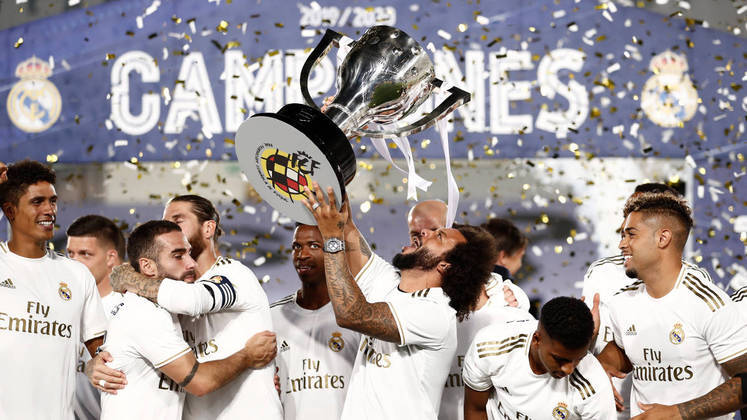 Para começar a temporada vitoriosa, o Real Madrid faturou o troféu da La Liga. Este foi o 35º título do Campeonato Espanhol dos merengues. Destaque para o francês Benzema, que foi artilheiro da competição, com 27 gols