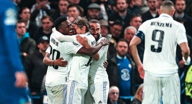 Nesta terça-feira (18) a Liga dos Campeões conheceu dois dos quatro semifinalistas da competição. Em Stamford Bridge, na Inglaterra, o Chelsea recebeu o Real Madrid, que se classificou com 4 a 0 no agregado. Na Itália, o Napoli perdeu por 1 a 0 para o Milan no estádio Diego Armando Maradona, em Nápoles