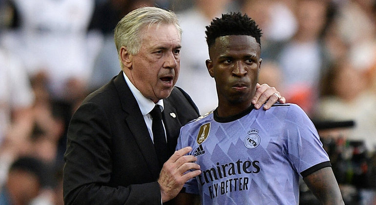 Vini Jr. e o técnico Ancelotti, no domingo (21), na partida em que aconteceram os insultos racistas