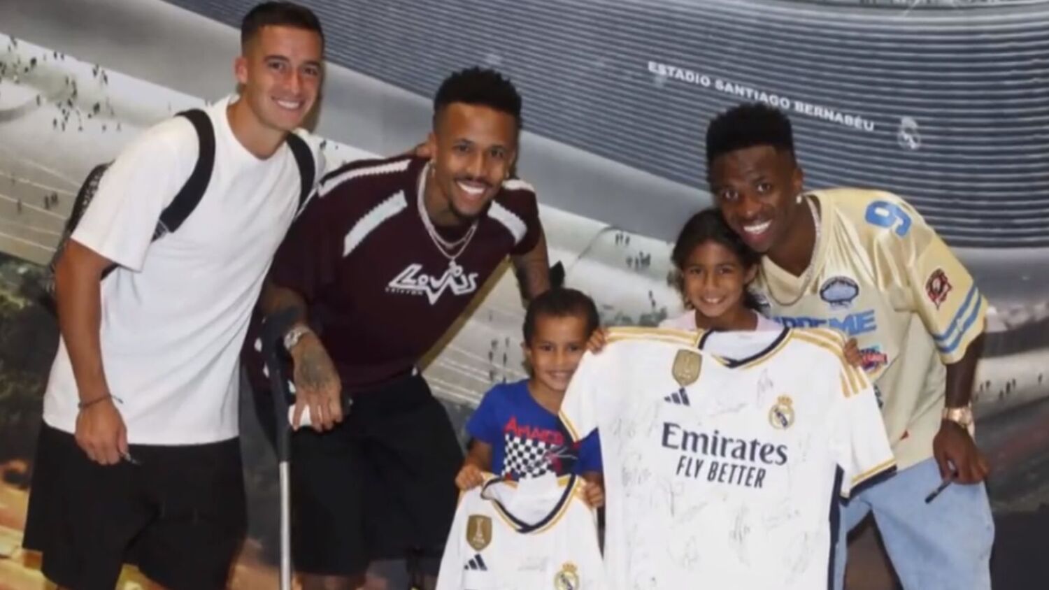 Jogadores do Real vestem camisa de Vini Jr antes de partida pela La Liga