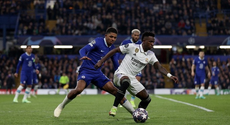 Apesar de precisar de ao menos dois gols para se classificar à semi, o Chelsea não conseguiu marcar nenhum. O show ficou por conta do brasileiro Rodrygo, que fez dois. O primeiro aconteceu aos 13 minutos do segundo tempo, com assistência de Vinícius Júnior. O segundo gol começou com uma jogada de Vini, que tocou para Valverde. O uruguaio encontrou Rodrygo, que balançou a rede de Kepa. 4 a 0 para o clube merengue no agregado