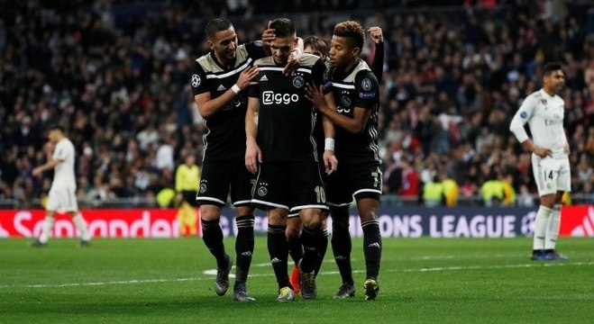 David Neres (dir.) e Tadic (centro) comemoram gol sobre o poderoso Real