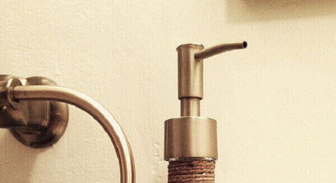 Reaproveite a garrafa de vidro e transforme em uma saboneteira