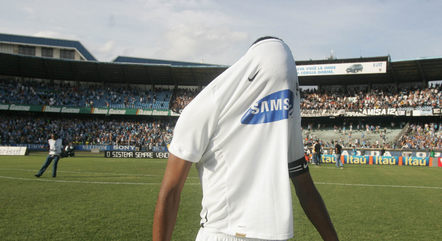 Betão, do Corinthians, lamenta rebaixamento em 2007, após empate contra o Grêmio, na última rodada
