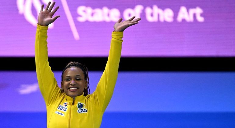 Rebeca celebra medalha conquistada no Mundial de Ginástica na Antuérpia, no começo do mês