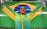 Rebeca Andrade comemora a medalha de ouro no salto