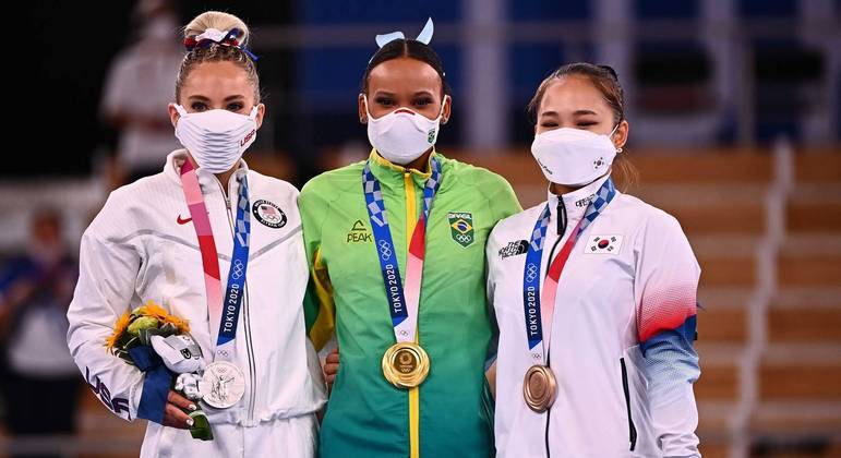 Rebeca Andrade ganhou a medalha de ouro na prova do salto; a norte-americana Mykayla Skinner foi prata e a sul-coreana Seojong Yeo foi bronze LOIC VENANCE / AFP 