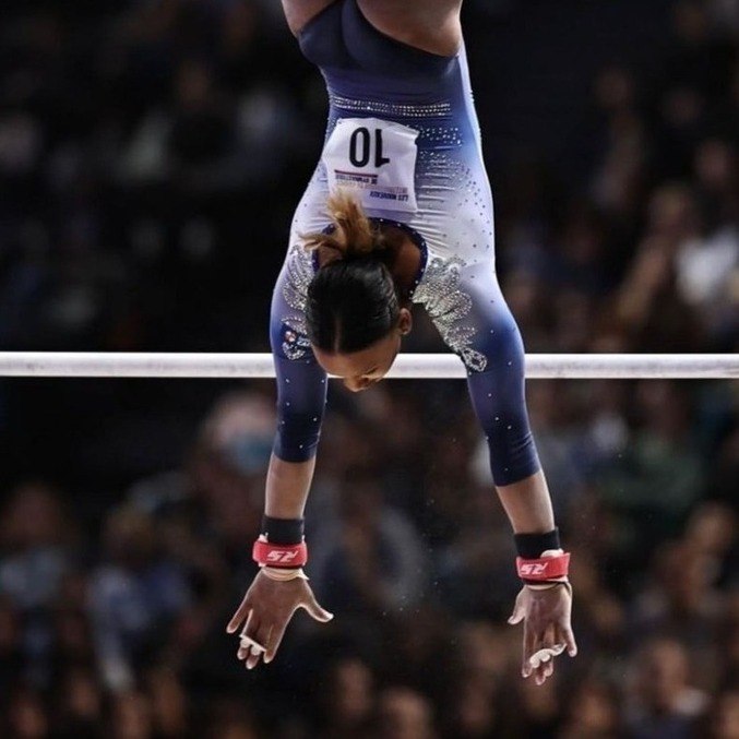 Rebeca Andrade liderou a classificatória e, na final, ficou apenas 5 centésimos atrás de Shilese Jones