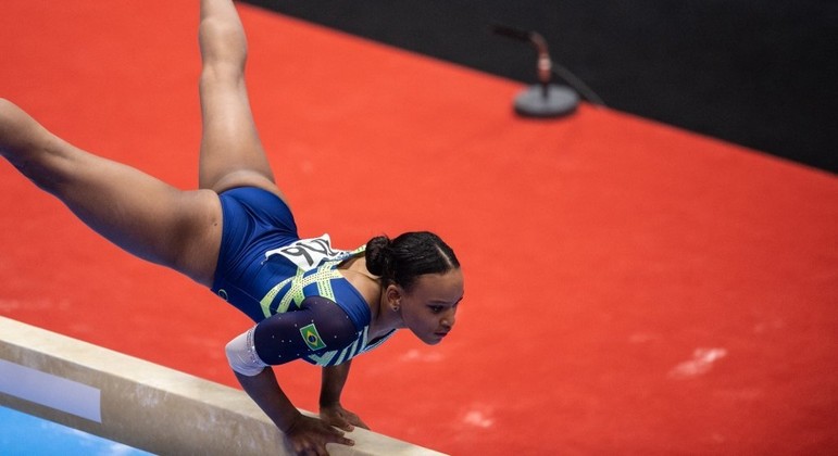 Rebeca Andrade compete na prova de trave durante o Campeonato Mundial de Ginástica
