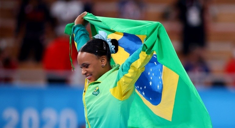 Rebeca comemora com a bandeira do Brasil o ouro nos Jogos Olímpicos