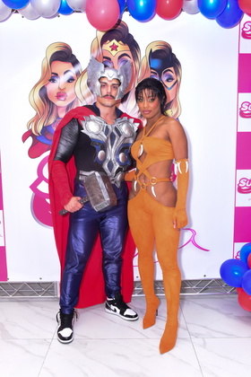 E que tal essa mistura de Marvel e DC? A cantora Rebecca escolheu fantasiar-se de Vixen, personagem da DC, enquanto o namorado, Lucas Godinho, foi de Thor