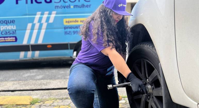 Rebecca presta atendimento com uma van na Grande São Paulo
