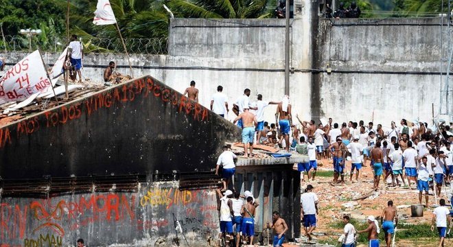 No presídio de Alcaçuz, na região metropolitana de Natal, ao menos 26 presos da facção Sindicato do Crime foram mortos por integrantes do PCC