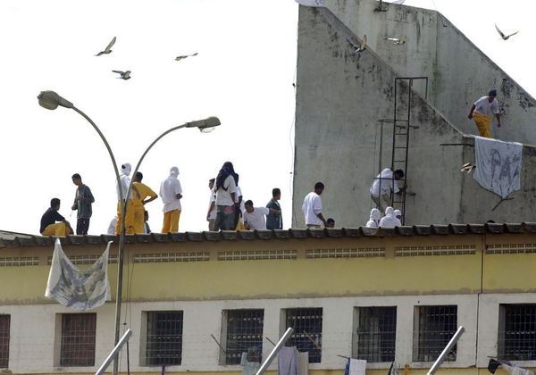 A rebelião do PCC (Primeiro Comando da Capital) contra a transferência de detentos, iniciada em 12 de maio de 2006, deixou 564 pessoas mortas em São Paulo e é considerada o maior massacre da história contemporânea do estado. Dezessete anos depois, apenas duas pessoas foram condenadas pelo crime