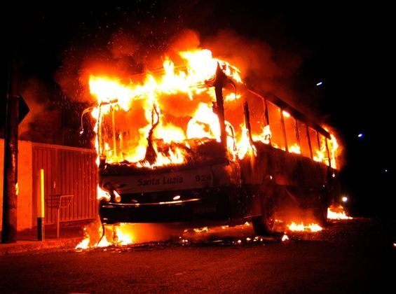 Em 15 de maio, mais de 50 ônibus foram atacados, o que provocou a interrupção do sistema de transportes