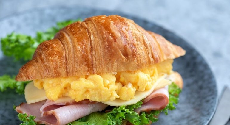 Receita de Sanduíche de Croissant com Ovo Presunto e Queijo