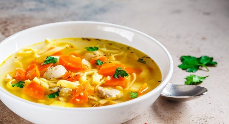 Receita de Sopa com Macarrão, Frango e Legumes - Uma explosão de sabor