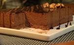 Irresistível, o bolo mousse chocolate é feito sob medida para os pais que são fãs do doce!