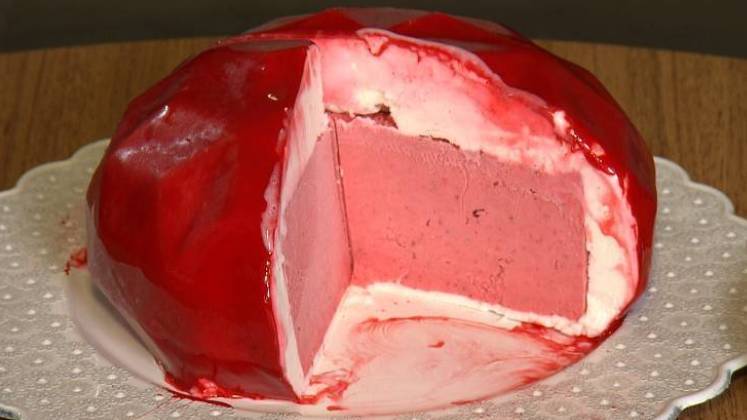 A torta de gelato de baunilha com núcleo de sorbet de morango vai arrancar suspiros! Bastante recheada com a fruta, a sobremesa vai ser devorada em poucos segundos