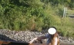 O casal foi flagrado pelas câmeras de segurança da estação de trem posando para fotos nos trilhos no meio do dia, durante o funcionamento da ferroviaLEIA MAIS: Encanador flagra aranha-caçadora dentro de protetor auricular