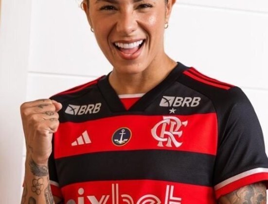 Recém-contratada para a equipe feminina do Flamengo, Cristiane também pintou como modelo do novo manto rubro-negro. Foto: divulgação