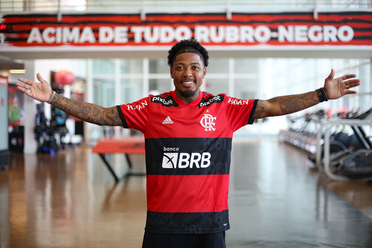 Flamengo anuncia contratação de Maurício Isla