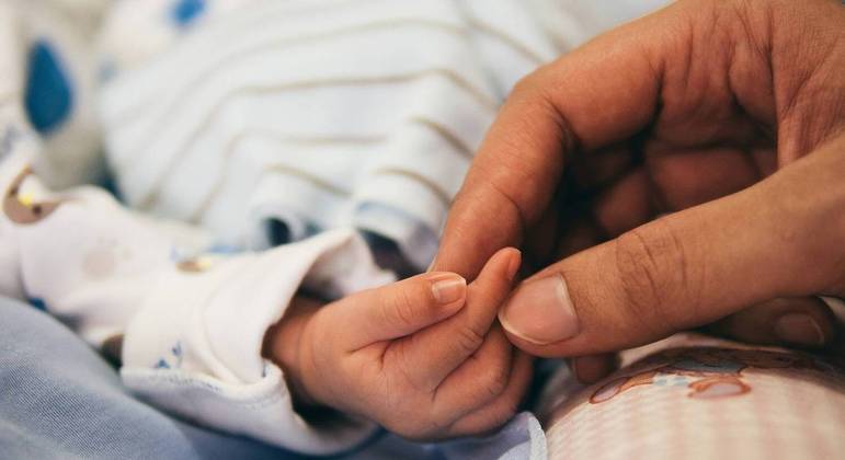 Recém-nascido estava na UTI neonatal quando foi maltratado