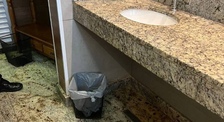 Lixeira onde a recém-nascida foi encontrada, dentro de um banheiro, em Vicente Pires (DF)