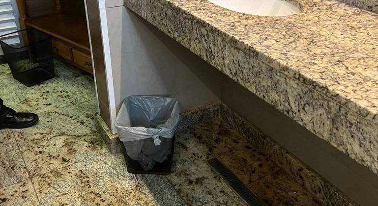 Lixeira onde a recém-nascida foi encontrada, dentro de um banheiro, em Vicente Pires (DF)