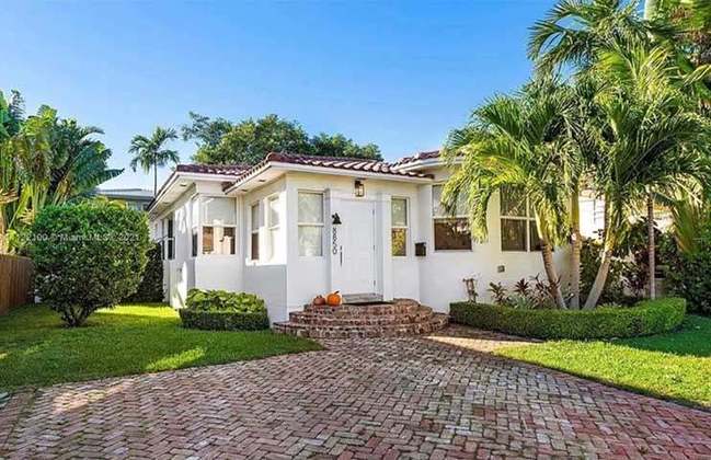 Recém separada do jogador de futebol americano Tom Brady, a modelo Gisele Bundchen se mudou para uma mansão simples, estimada em R$ 7 milhões, na região de Miami, no Sul dos EUA. O local é cheio de brasileiros. 