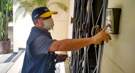 Recenseador do IBGE durante trtabalho