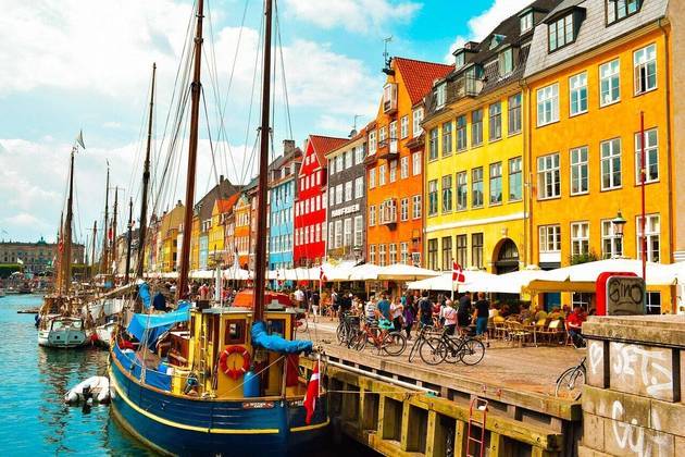 Recentemente, o Estadão publicou reportagem mostrando que Copenhague tem estacionamentos para bikes nas estações de metrô e de ônibus, além de semáforos sincronizados para que os ciclistas circulem em horário de pico sem paradas e a uma velocidade média de 20 km/h.
