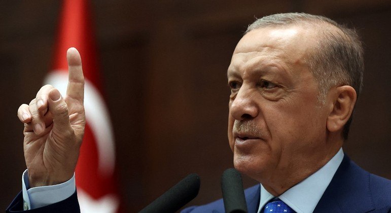 Presidente da Turquia, Recep Tayyip Erdoğan, faz linha dura contra o PKK