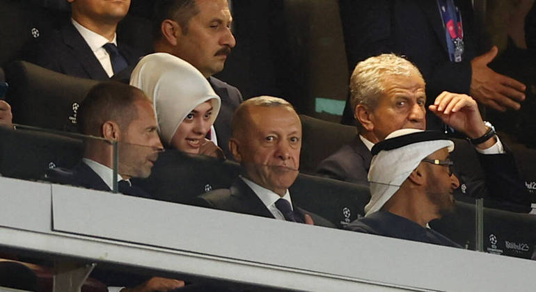 Recep Tayyip Erdogan, presidente da Turquia, assiste ao jogo entre Manchester City e Inter de Milão na final da Champions ao lado de  Aleksander Ceferin, presidente da Uefa