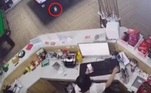 Distraída diante das telas do celular e do computador, a funcionária não teve a menor chance de defesa