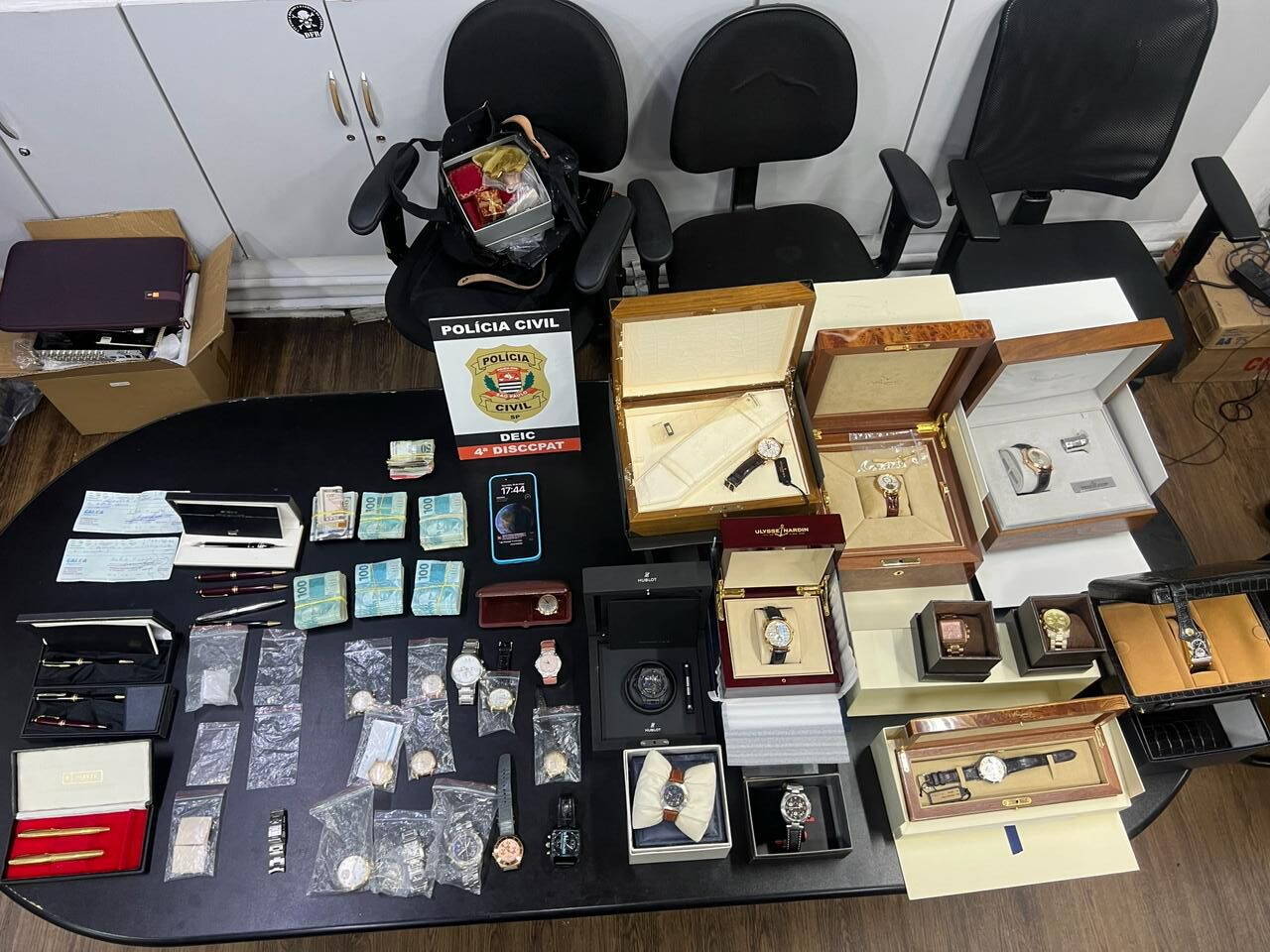 Receptação: relógios apreendidos durante a investigação (Reprodução/Polícia Civil)