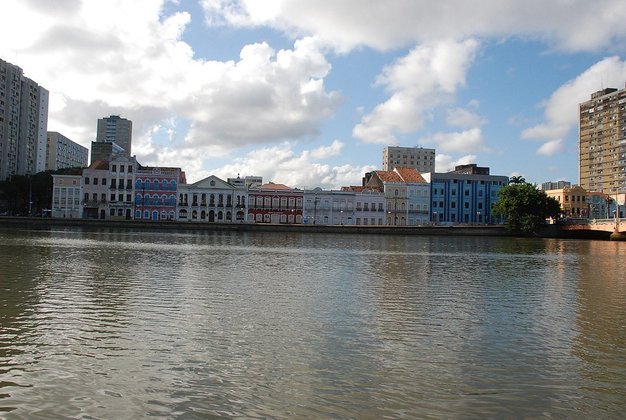 Recife (Capital de Pernambuco) - Apelido: Veneza Brasileira. População: 1,6 milhão 