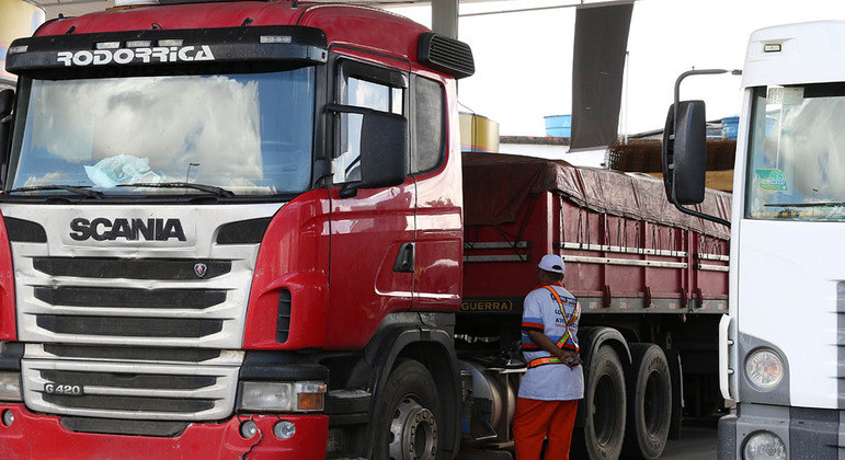 Nova lei sobre ICMS deve diminuir em R$ 0,33 o litro do diesel