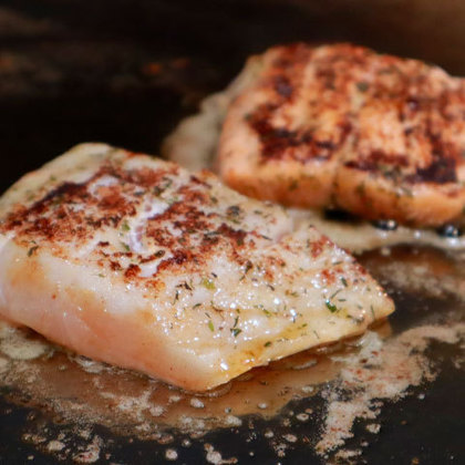 Recomenda-se comer duas porções de peixes como salmão, sardinha ou atum por semana